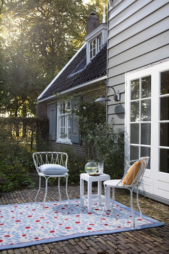 Dywan zewnętrzny do tarasu i ogrodu Thorncliff Daisy 160x230 kwiatowy łatwoczyszczący Laura Ashley