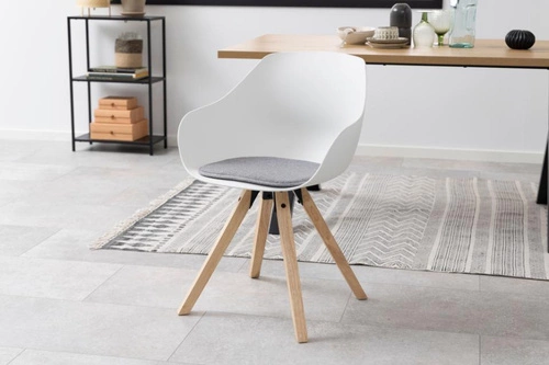 Krzesło do jadalni Tina Wood Actona białe nowoczesne z podłokietnikami drewniane