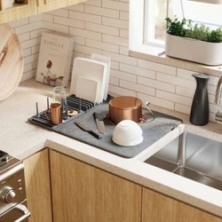 Umbra UDRY nowoczesna mikrofibrowa mata do suszenia naczyń z ociekaczem na blat kuchenny