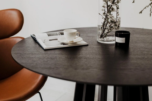 Stół okrągły do jadalni TAVLE NORDIFRA czarny dąb nowoczesny 120 cm na jednej nodze